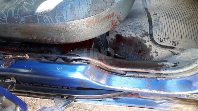 Así quedo el interior del auto tras el ataque a tiros. 