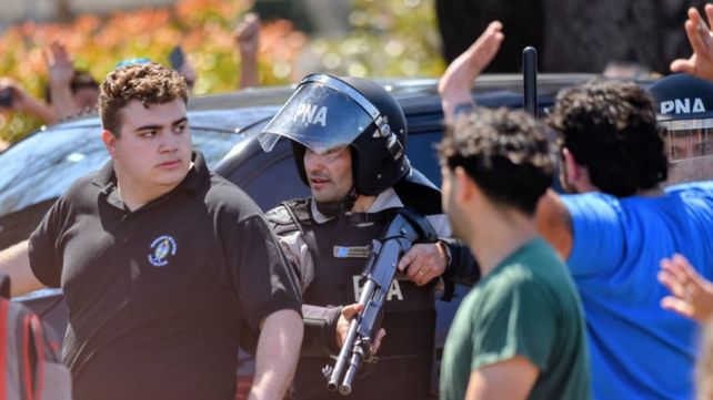 Disturbios y enfrentamientos marcaron el paso de Milei por Santa Fe: crónica de corridas, piedrazos y detenidos