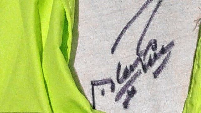 El exjugador de Barcelona firmó autógrafos a los policías que lo atendieron en La Paz. 