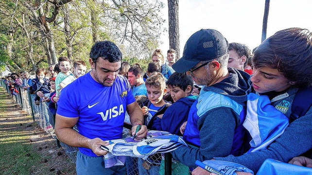 En CRAI, el lugar de entrenamiento elegido por Los Pumas en Santa Fe, Crevy, siempre fiel a su estilo