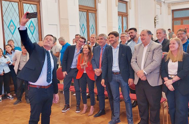 La selfie del presidente de la Federación de Vóley, Fabián Bochatay, en el acto realizado en Casa de Gobierno.