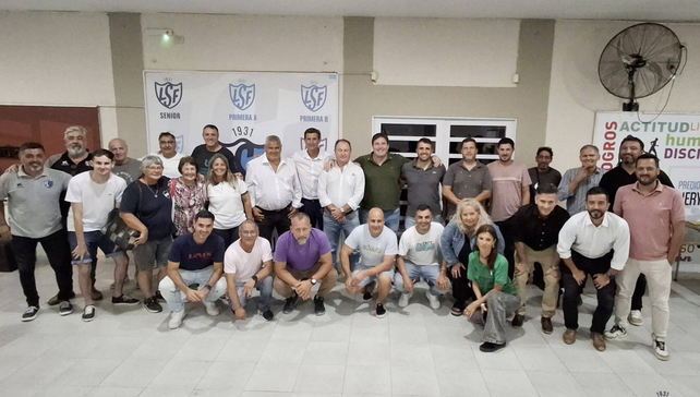 La comisión directiva electa y los asambleístas en el predio liguista Nery Alberto Pumpido.