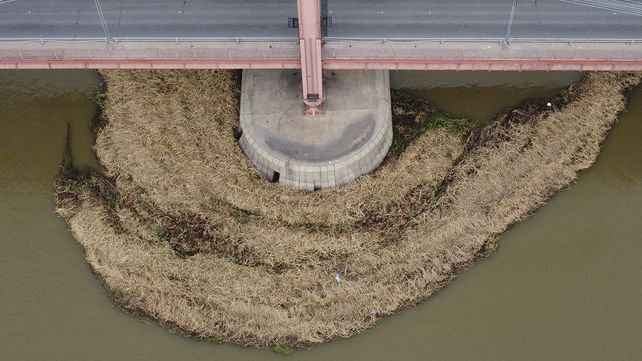 Uno de los pilotes del Puente Colgante