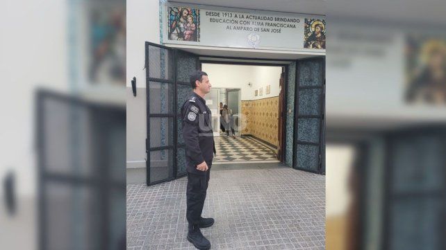 Luego de las amenazas en el colegio San José, en la puerta de la institución trabajó el jefe de la Octava Zona de Inspección, comisario superior Walter Doldán