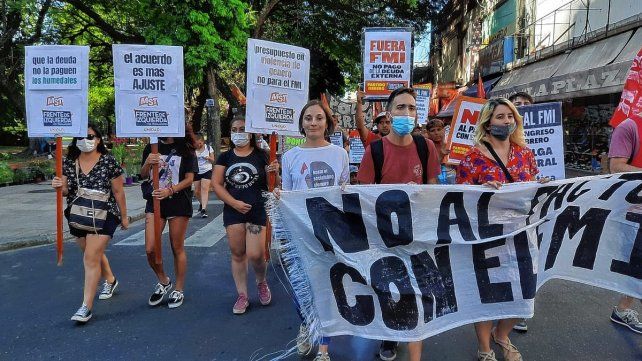 Militantes del Frente de Izquierda durante la manifestación contra el FMI. 