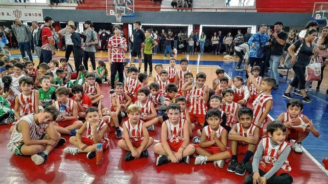 Más de 300 chicos y chicas compartieron en Unión una jornada distinta con el Encuentro de Abejitas y Escuelitas de Básquet.