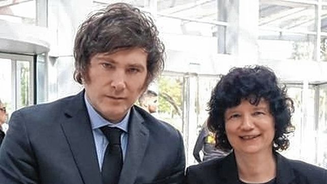 La diputada Silvia Malfesi, presidenta del Partido Libertario en Santa Fe, junto al presidente Javier Milei. 