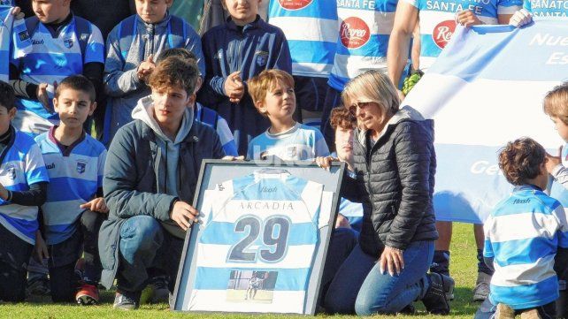 Familiares de Ger&oacute;nimo Paz recibieron una camiseta enmarcada previo al comienzo del cotejo entre CRAI y Duendes por el Regional del Litoral de rugby.