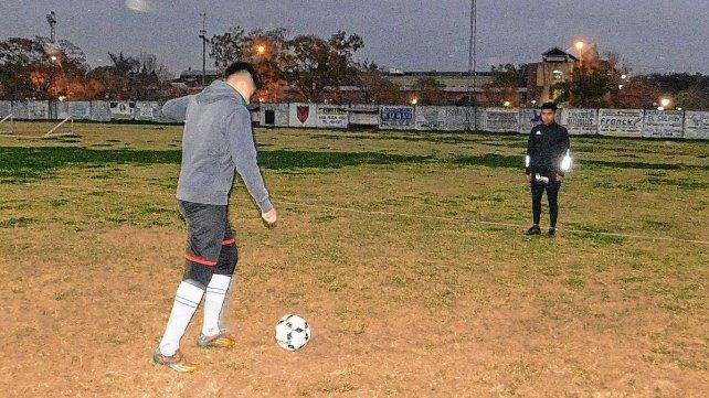 Los jugadores de Newell&acute;s trabajan en burbujas, respetando los protocolos sanitarios, con la posibilidad de elegir el turno de entrenamiento.
