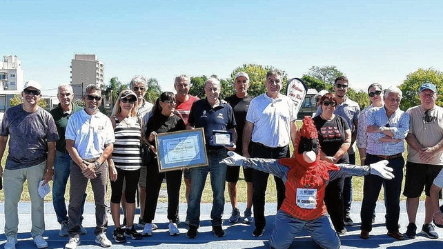 El profesor Alberto Scarp&iacute;n recibi&oacute; un c&aacute;lido reconocimiento por su aquilatada trayectoria en el atletismo nacional.