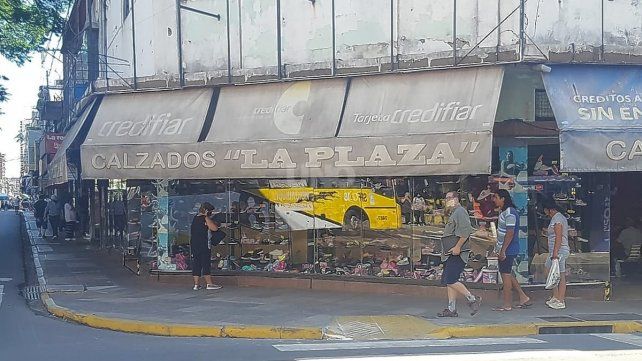 Rompieron la vidriera y robaron un comercio frente a la plaza del Soldado
