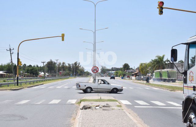Controles en Ruta 1: Entre los kilómetros 1 y 10 se controlaron 341 vehículos y se labraron 173 actas de infracción, de las cuales 25 corresponden a cruces de semáforo en rojo.