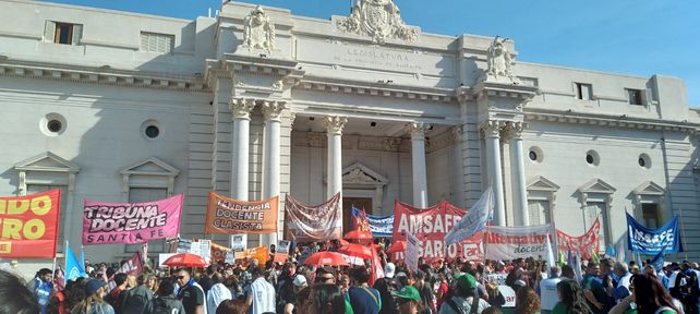 Masiva manifestación de gremios contra la reforma jubilatoria frente a la Legislatura