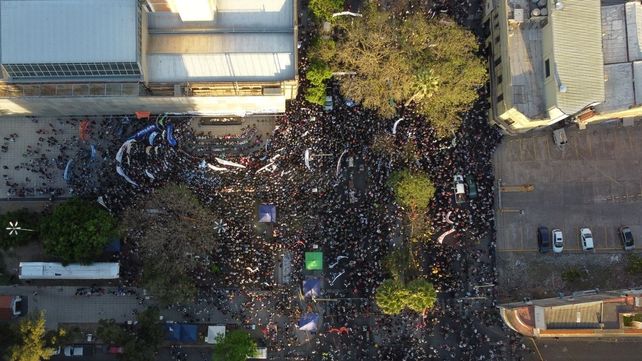 Masiva marcha universitaria en Santa Fe reunió a miles de personas en un acto que tuvo lugar en la intersección de Rivadavia y Bulevar.  