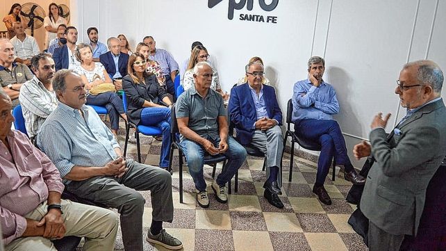 El excanciller Jorge Faurie disertando acerca de la guerra Rusia-Ucrania en Santa Fe. 