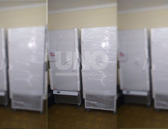 Los dos ultrafreezers instalados en la sala de frío del viejo hospital Iturraspe.