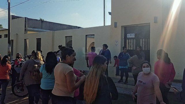 Mamás de otros alumnos de la escuela al enterarse del episodio fueron a buscar explicaciones de las autoridades 