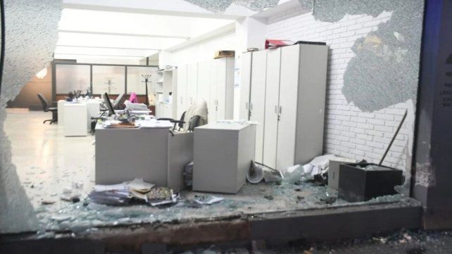 Un auto terminó incrustado en la vidriera del Tribunal de Cuentas municipal producto de un choque. Un auto terminó incrustado en la vidriera del Tribunal de Cuentas municipal producto de un choque.