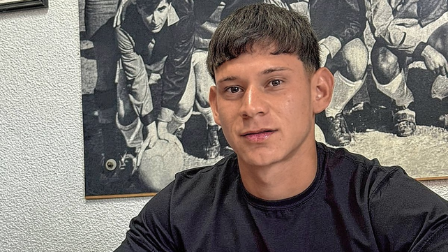 Lautaro Gaitán firmó su primer contrato con Colón. Lautaro Gaitán firmó su primer contrato con Colón.