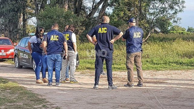 El trabajo de los Agentes de la AIC en el lugar de hallazgo del cuerpo de Marcela Maydana, en Recreo. 