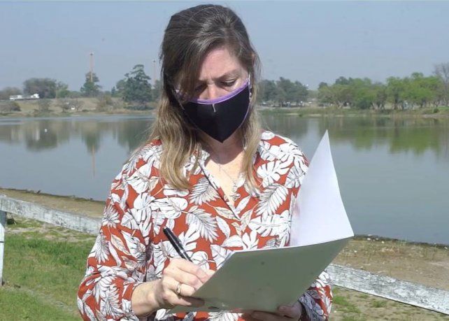 La legisladora provincial Armas Belavi en la entrega del aporte a R&eacute;zola.