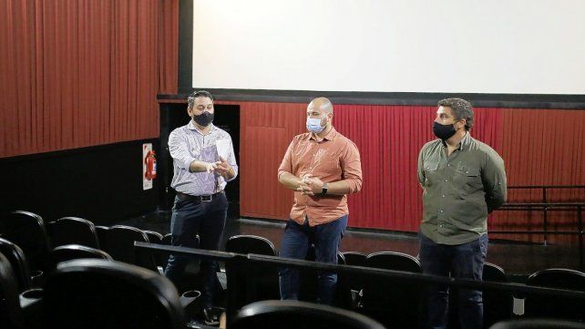 Funcionarios municipales en el Cinemark de Santa Fe, esta ma&ntilde;ana, controlando los protocolos.&nbsp;