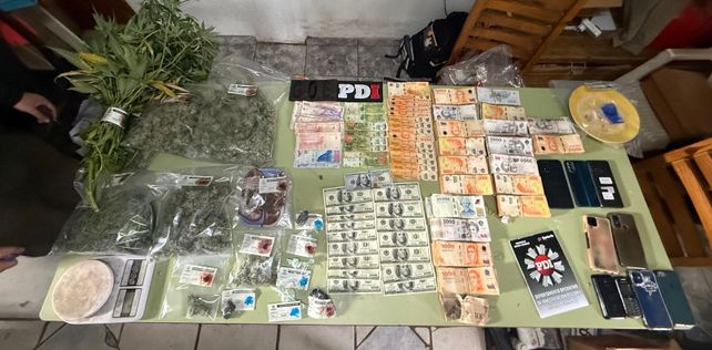 Golpe al microtráfico en Bº Villa Hipódromo: cocaína, millones de pesos, miles de dólares y hasta gallos de riña Golpe al microtráfico en Bº Villa Hipódromo: cocaína, millones de pesos, miles de dólares y hasta gallos de riña