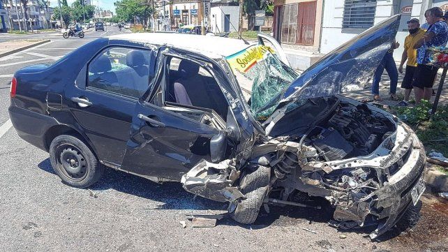 Así quedó el auto tras chocar contra el árbol.