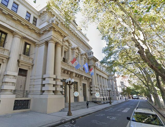 Allanan sedes del ministerio de seguridad de Santa Fe y secuestran celulares de funcionarios