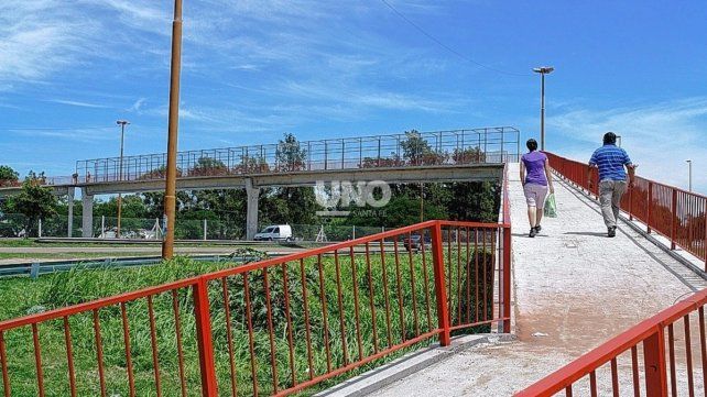 El puente peatonal sobre Circunvalaci&oacute;n, que une los barrios Varadero Sarsotti y Centenario, fue inaugurado en 2013. Actualmente es muy poco utilizado por los vecinos en una zona de riesgo vial alto.&nbsp;