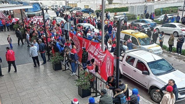 Los hinchas de Unión coparon y no pararon de cantar en la puerta del hotel donde están los jugadores.