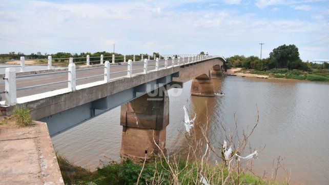 El puente Arroyo Leyes se encuentra ubicado a 36 km al noreste de la ciudad de Santa Fe, sobre la ruta provincial Nº 1