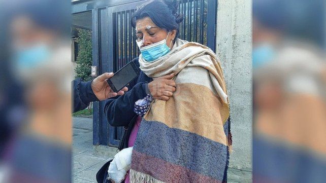 La mujer fue atacada por desconocidos que la rociaron con combustible la prendieron fuego.