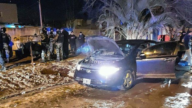E auto en cuyo baúl estaban los dos presos evadidos de la cárcel de Piñero.