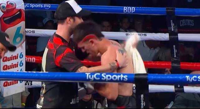 El Rusito Alan Crenz saluda a su entrenador Carlos Lemos, tras haber defendido con creces el título mundial juvenil OMB.