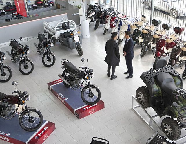 La municipalidad controlará que las concesionarias entreguen motos patentadas y con casco 