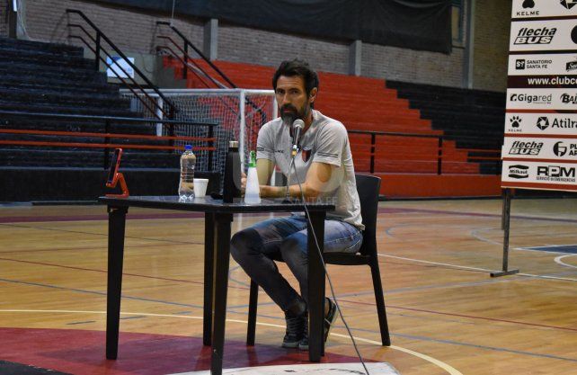 Eduardo Domínguez, DT de Colón, con equipo casi listo para viajar a Varela. 