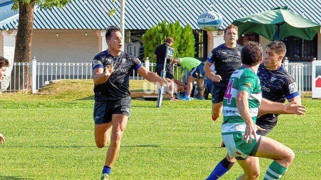 En plena acción, Cuerito Benítez, en el triunfo de Universitario ante CRAR de Rafaela en las Delicias.