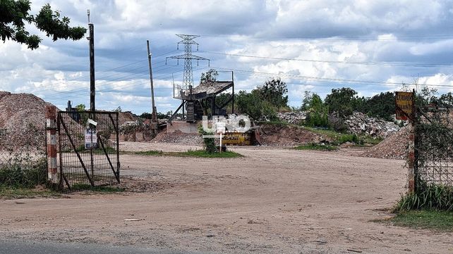 Tras violar una clausura, la PDI allanó un predio en la isla Sirgadero por relleno ilegal y posible contaminación ambiental. Foto: José Busiemi / UNO Santa Fe.
