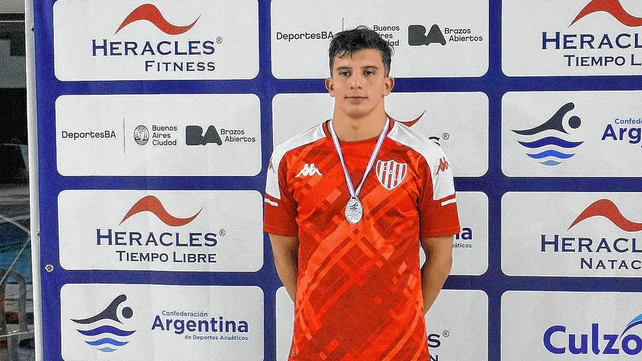 En Buenos Aires, Di Paolo, se impuso en la prueba de 200 metros espalda, y cuarto puesto en 100 y 50.