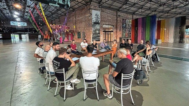 Vecinos del Parque Federal reunidos con funcionarios municipales.