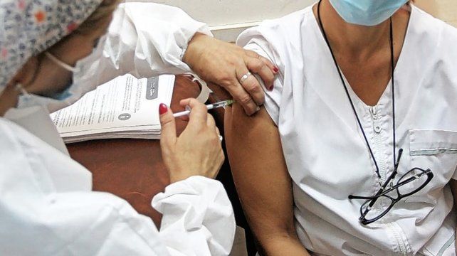 A nivel mundial se discuten las estrategias de vacunación para aplicar una o más dosis, buscando inmunizar mas gente