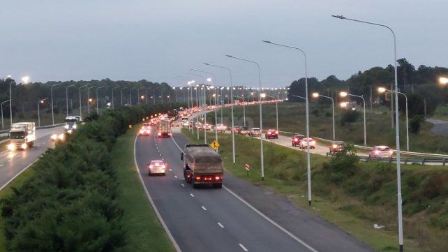 Tránsito muy congestionado en el ingreso a la ciudad de Santa Fe por autopista en el primer día tras el cierre del puente Carretero 