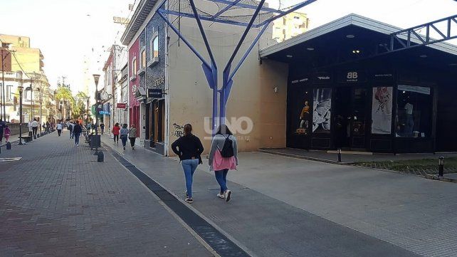 En plena peatonal santafesina. Pese a las cámaras de seguridad del comercio y a la iluminación del microcentro, un delincuente robó en 20 segundos y salió caminando. 