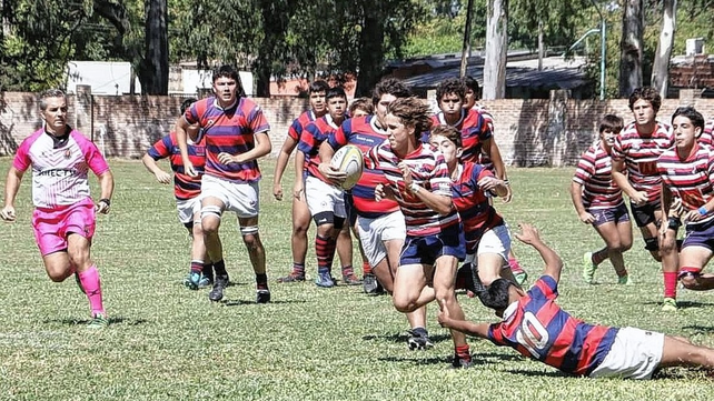 El conjunto de Sauce Viejo en plena acci&oacute;n ante el Cangrejo, con la atenta mirada del &aacute;rbitro Esteban Guti&eacute;rrez.