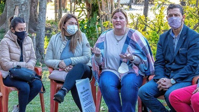 Luciana Ceresola, precandidata a concejal del PRO en Juntos por el Cambio, en la lista Santa Fe Nos Une, y el concejal del PRO, Sebastián Mastropaolo, presentaron en la Vecinal Guadalupe Noreste el proyecto Ojos en Alerta