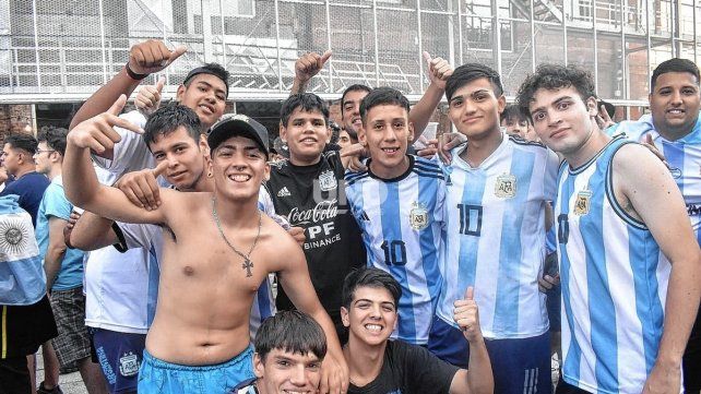 Las calles de la ciudad se vistieron de celeste y blanco con un festejo interminable con el pase de la Selección Argentina a la final del Mundial de Qatar.