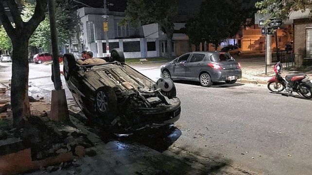 El vuelco ocurrió en las primeras horas del miércoles en barrio Mariano Comas. 