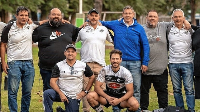 Gonella junto al staff de entrenadores y colaboradores de la prestigiosa entidad del departamento Las Colonias. Gonella junto al staff de entrenadores y colaboradores de la prestigiosa entidad del departamento Las Colonias.