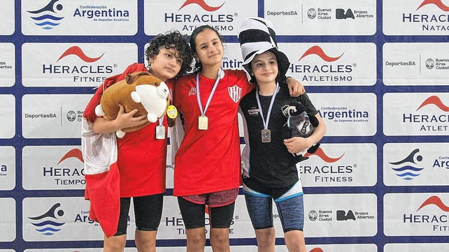 Martina Jovellano fue medalla de oro en los 400 combinado, bronce en los 100 mariposa.